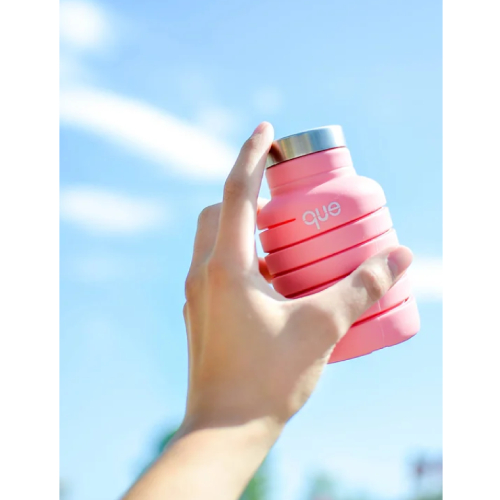 Side view of Que Bottle, 20oz Collapsible Bottle - Coral Pink